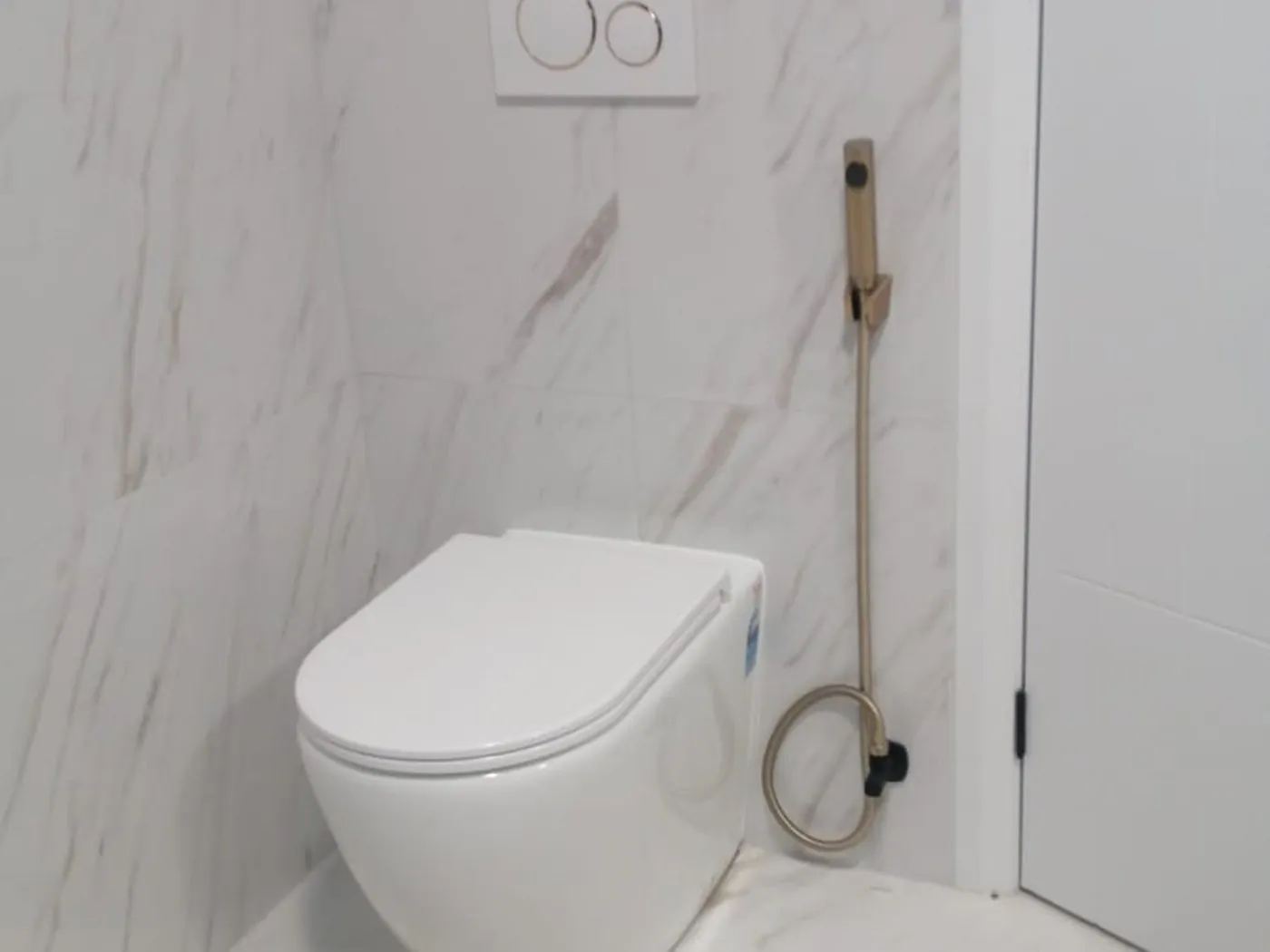 Marsden Park ensuite wall-hung pan with concealed cistern and marble-look tiling